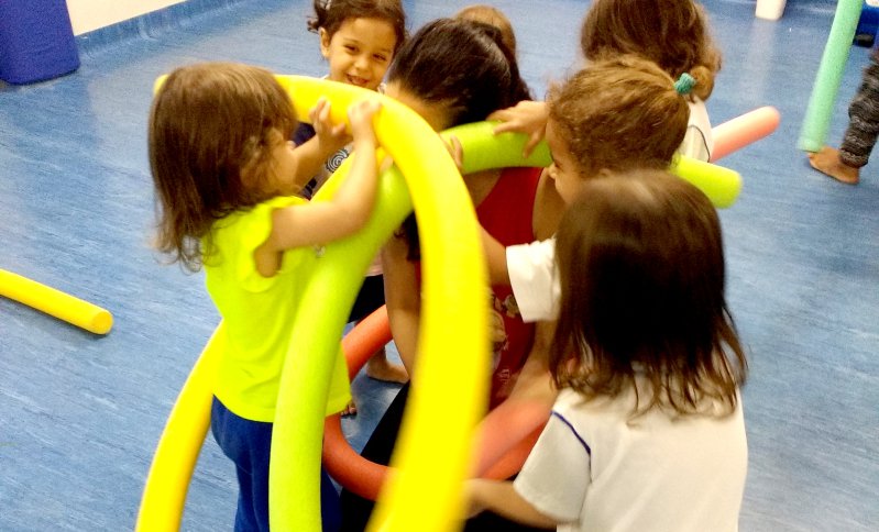 Os laços do  encantamento: o acompanhar psicomotor na primeira infância.